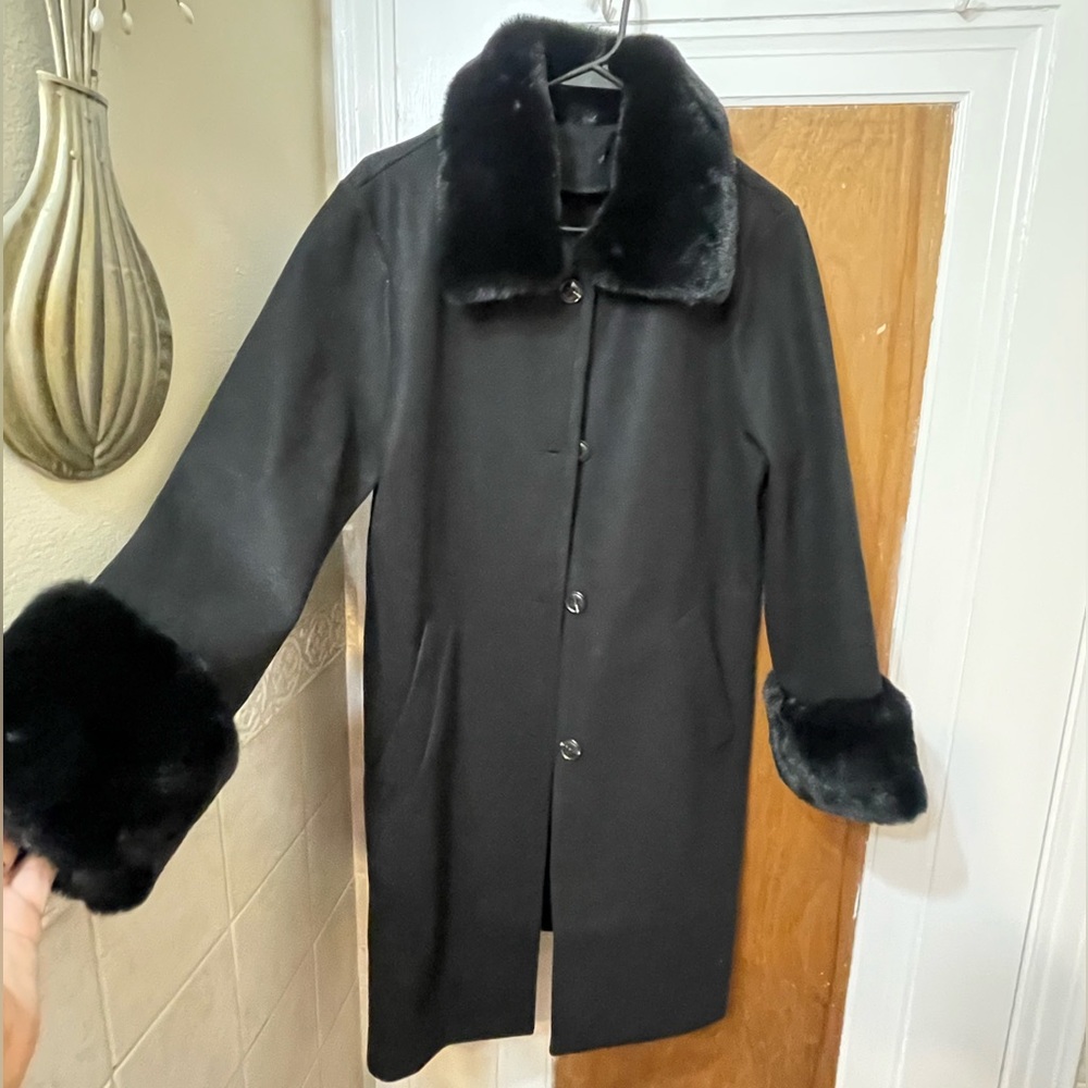 Black, elegant, pea coat with buttons Fur on the collar and wrist! 👸🏽🧥🌹